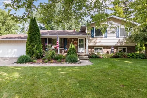 12356 Dollar Lake Ct, Fenton, MI 48430