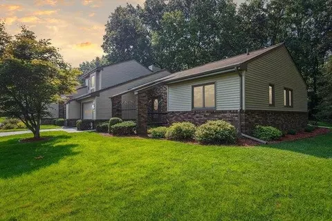 2885 S Wood Dale Dr, Jackson, MI 49203