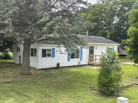 1109 E Van Deinse St, Greenville, MI 48838