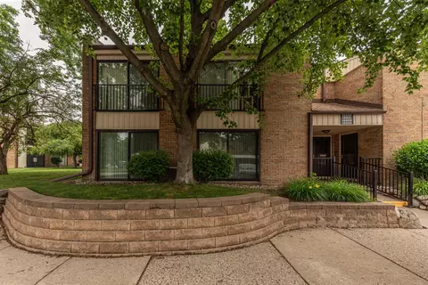 18255 University Park Dr, Livonia, MI 48152