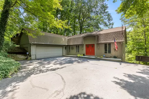 8031 Pine Island Dr NE, Belmont, MI 49306