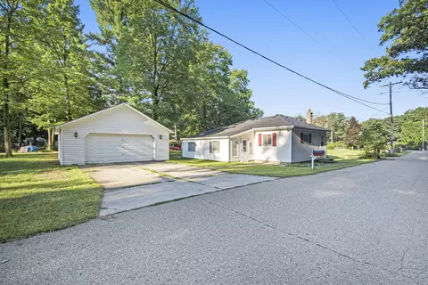 6832 E Maple St, Newaygo, MI 49337
