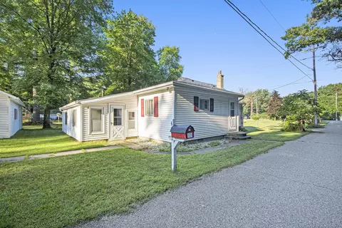 6832 E Maple St, Newaygo, MI 49337 photo 2