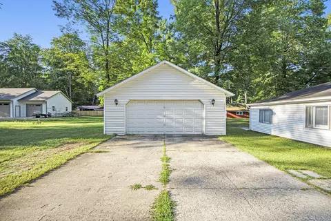 6832 E Maple St, Newaygo, MI 49337 photo 3