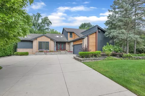 4493 Riverchase Dr, Troy, MI 48098