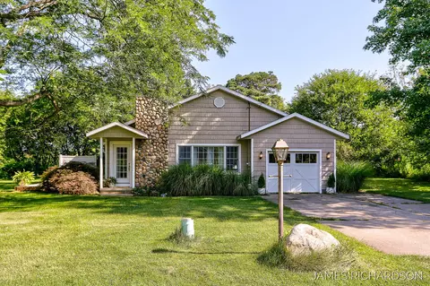 5821 Lakeland Dr, Fennville, MI 49408