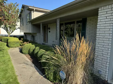 253 Woodedge Dr, Bloomfield Hills, MI 48304