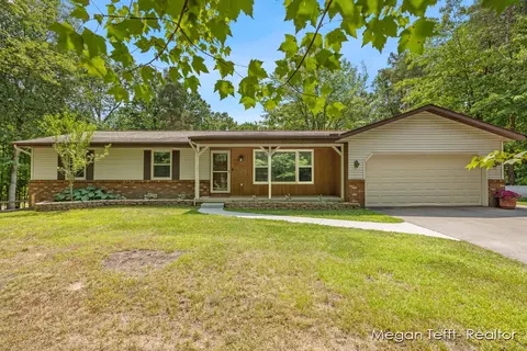 6055 Pickerel Dr NE, Rockford, MI 49341