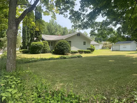 210 E Gilson St, Edmore, MI 48829 photo 3