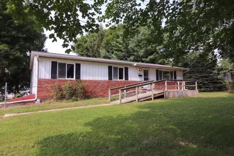 415 Adrian St, Jonesville, MI 49250