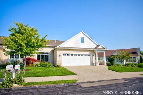 1268 Prestwick Dr #127, Holland, MI 49423