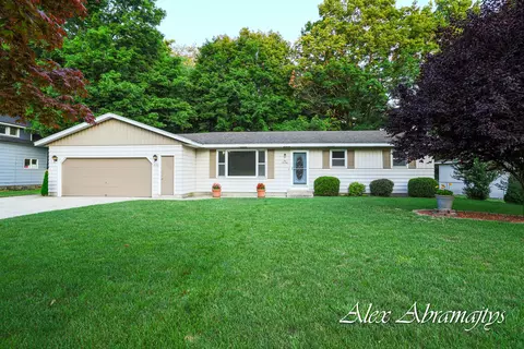 670 Saunders Ave, Holland, MI 49423