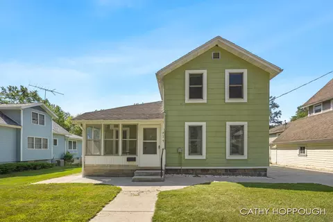 737 E Main St, Ionia, MI 48846