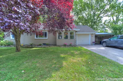 328 Park St, Coopersville, MI 49404