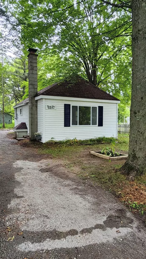 2389 W Oakland Dr, White Cloud, MI 49349