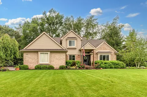 11092 Pembrooke Cir, South Lyon, MI 48178