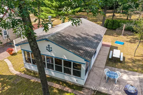 1558 Cove Pt, Newaygo, MI 49337