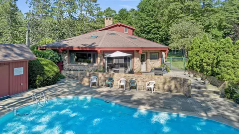 13905 Lakewood Dr, Harbert, MI 49115