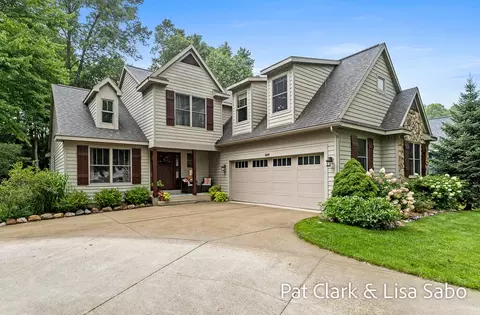 16204 Heron Dr, Spring Lake, MI 49456