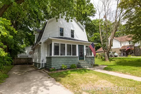 233 E Division St NE, Rockford, MI 49341