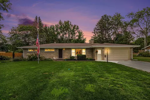 1422 Cardinal Dr, St. Joseph, MI 49085