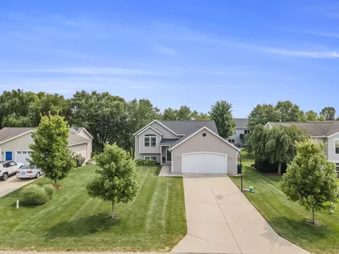 10248 Lynwood Ln, Zeeland, MI 49464