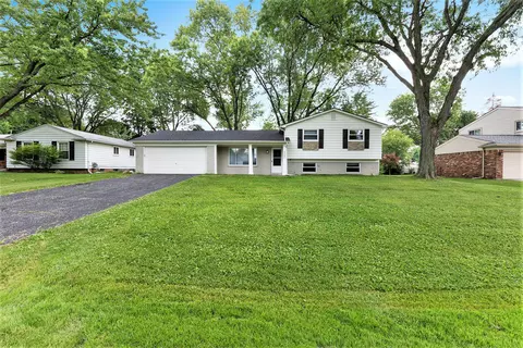6897 Beverly Crest Dr, West Bloomfield, MI 48322