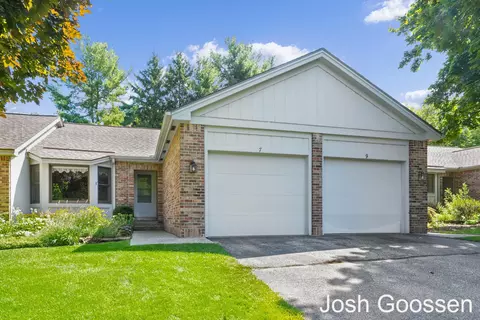7 Skyline Cir NW, Grand Rapids, MI 49504