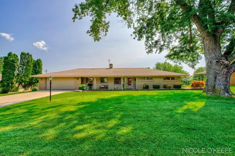 155 Sunrise Dr, Holland, MI 49423