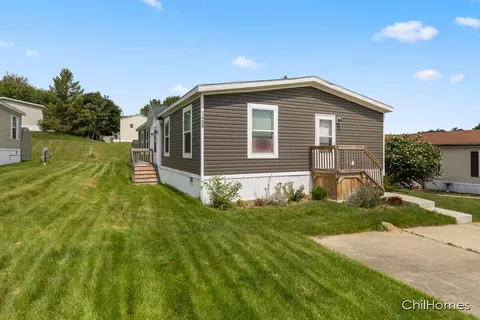 1425 Red Oak Ln, Belmont, MI 49306