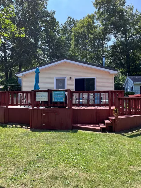 865 Pine St, Harrison, MI 48625