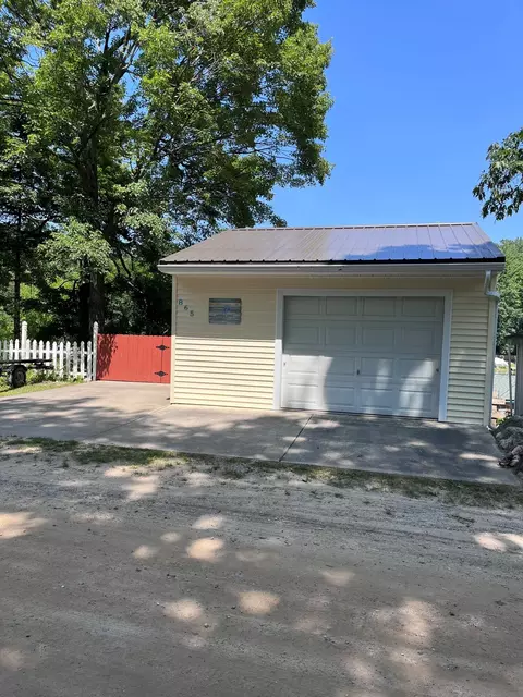 865 Pine St, Harrison, MI 48625 photo 2