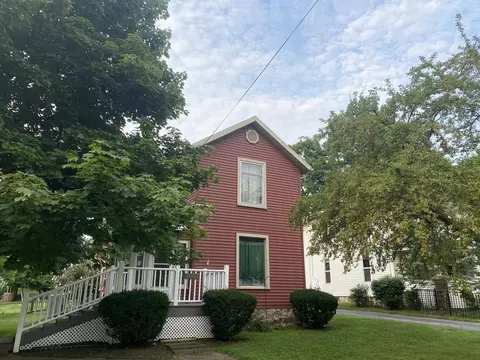 26 W Sharp St, Hillsdale, MI 49242