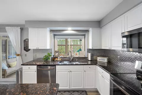 Kitchen - 20652 Breezeway Dr, Macomb, MI 48044 photo 5 of 5