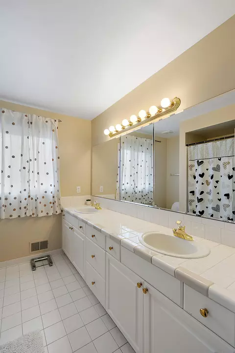 Bath - 20652 Breezeway Dr, Macomb, MI 48044 photo 6 of 9