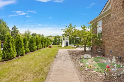 Exterior - 20652 Breezeway Dr, Macomb, MI 48044 photo 4 of 19