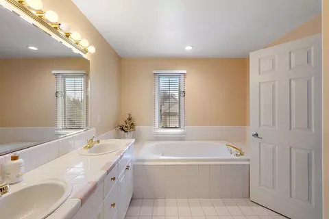 Bath - 20652 Breezeway Dr, Macomb, MI 48044 photo 3 of 9
