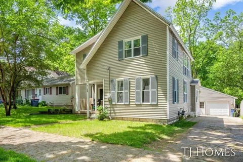 1565 Forrest Ave NE, Grand Rapids, MI 49505