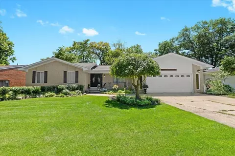 9097 Longcroft St, White Lake, MI 48386