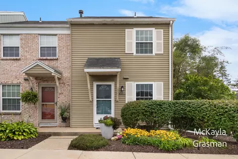 740 Pinckney Ct NW #32, Comstock Park, MI 49321