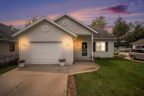 611 E Shore Dr, Battle Creek, MI 49017