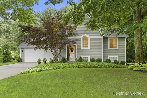 6422 Palmetto Ct, Saugatuck, MI 49453