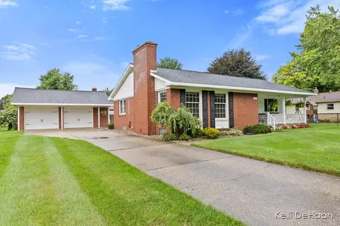 6525 Clover Ln, Jenison, MI 49428