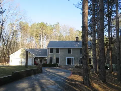 567 Roundtree Ln NE, Ada, MI 49301