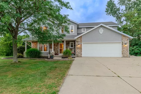 325 Creekside Dr, Coopersville, MI 49404