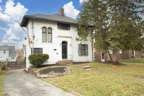 452 W Iroquois Rd, Pontiac, MI 48341