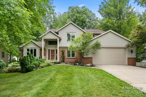 7499 Woodcliff Dr, Hudsonville, MI 49426