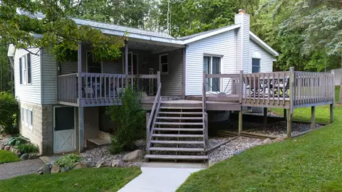 8675 S Hemlock Ave, Farwell, MI 48622