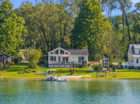 25030 Lake Shore Dr, Dowagiac, MI 49047