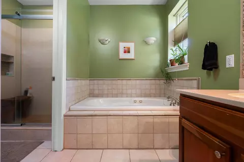 Bath - 5610 Michael Dr, Saline, MI 48176 photo 2 of 5